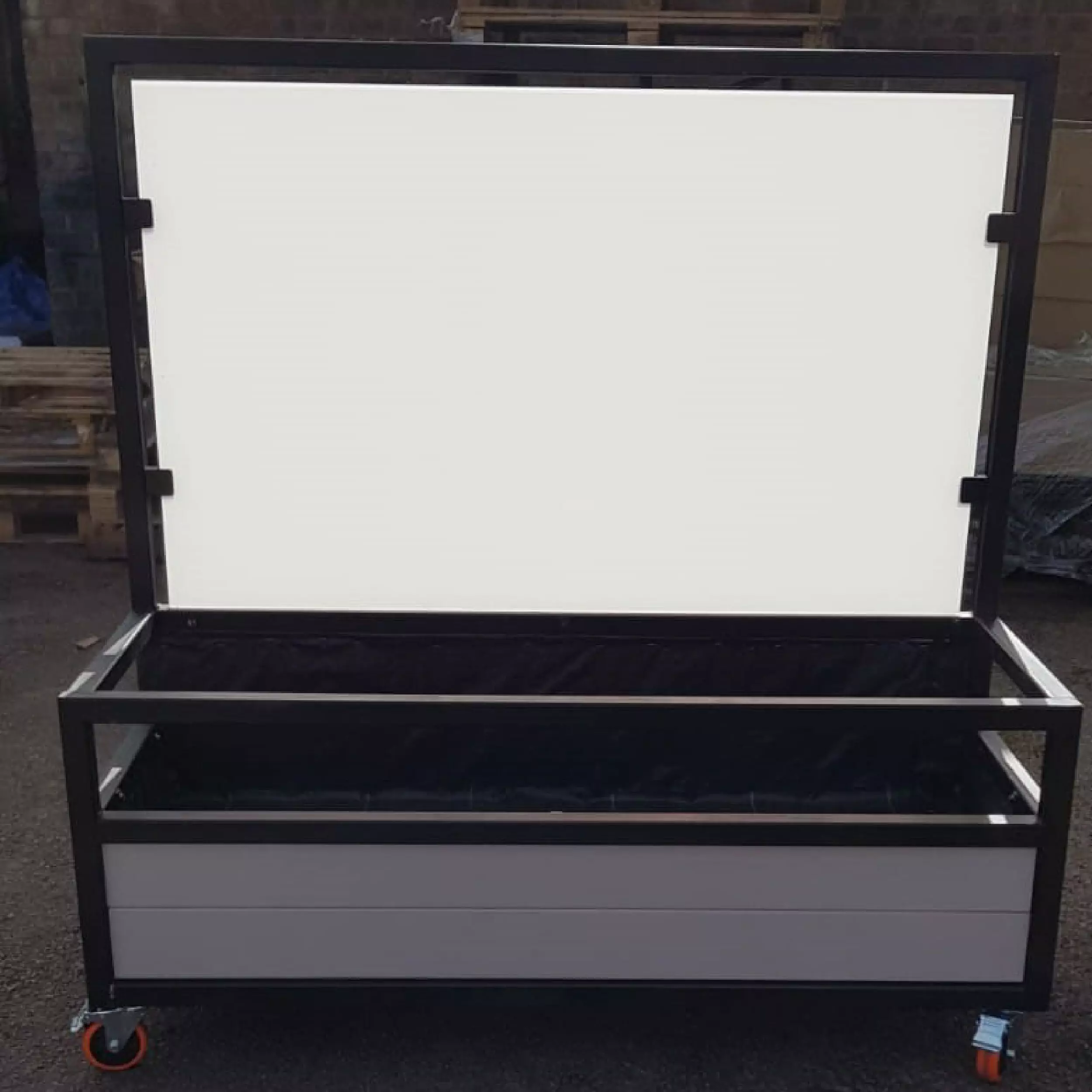 Maddix Screen Industrial Cafe Planter - Inventida
