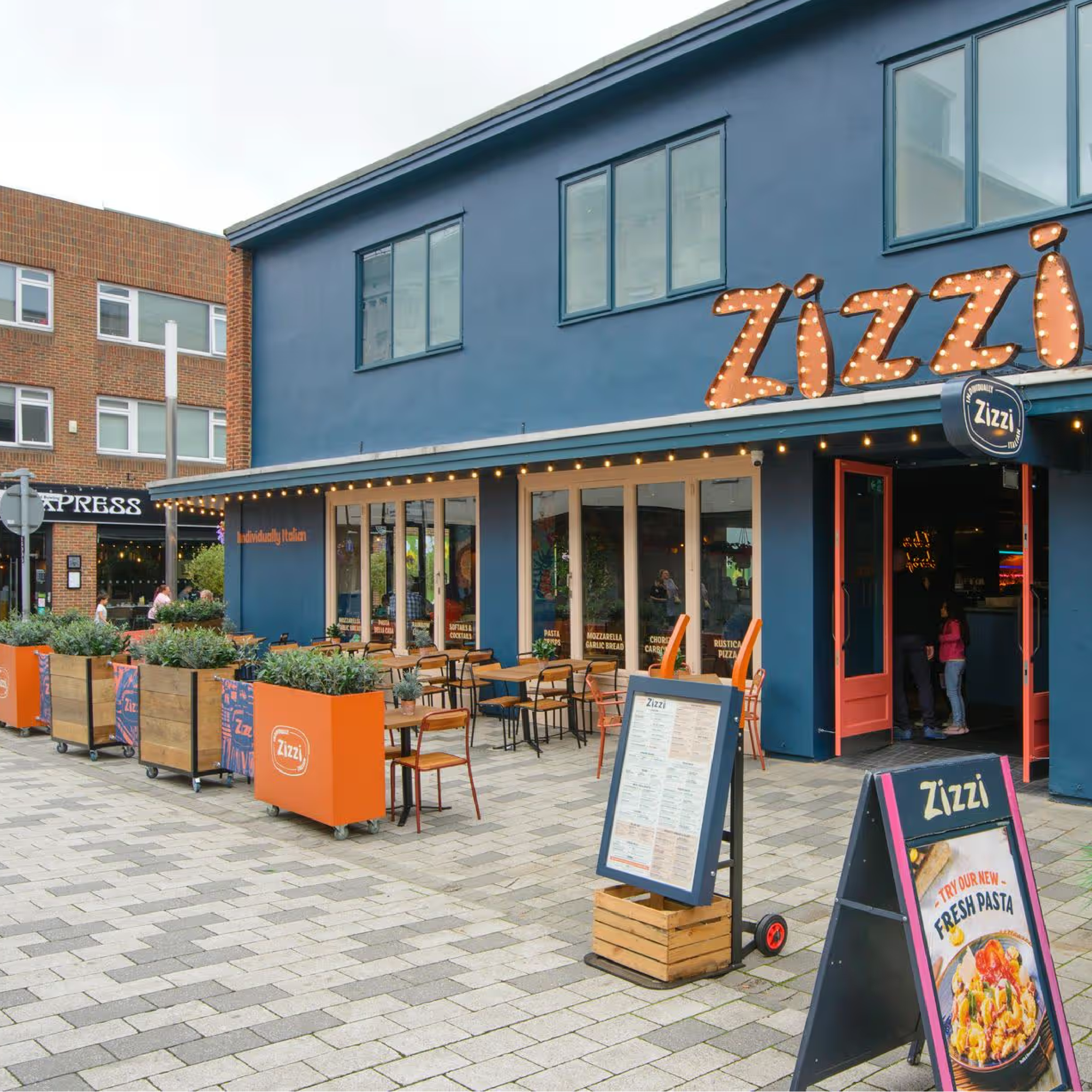 Zizzi, Camberley - Baylis Industrial Cafe Planter Zizzi, Camberley Baylis Industrial Cafe Planters, Wooden Planters, Commercial Planters, Bespoke Planters, Planter with Trellis, Outdoor Planters, Hospitality Planters, Custom-Made Planters, Cafe Planters, Planters on Wheels, Moveable Planters, Black Ropes