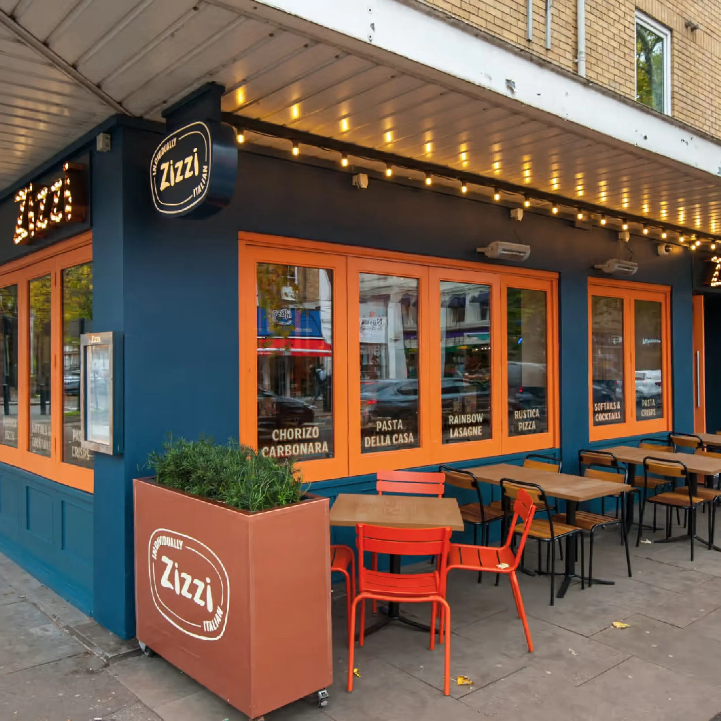 Zizzi Chiswick - Forjado Powder Coated Café Planter Zizzi in Chiswick with our Metal Forjado Powder Coated Cafe Planters with our bespoke Wooden Framed Panels & Advance Café Barrier Posts