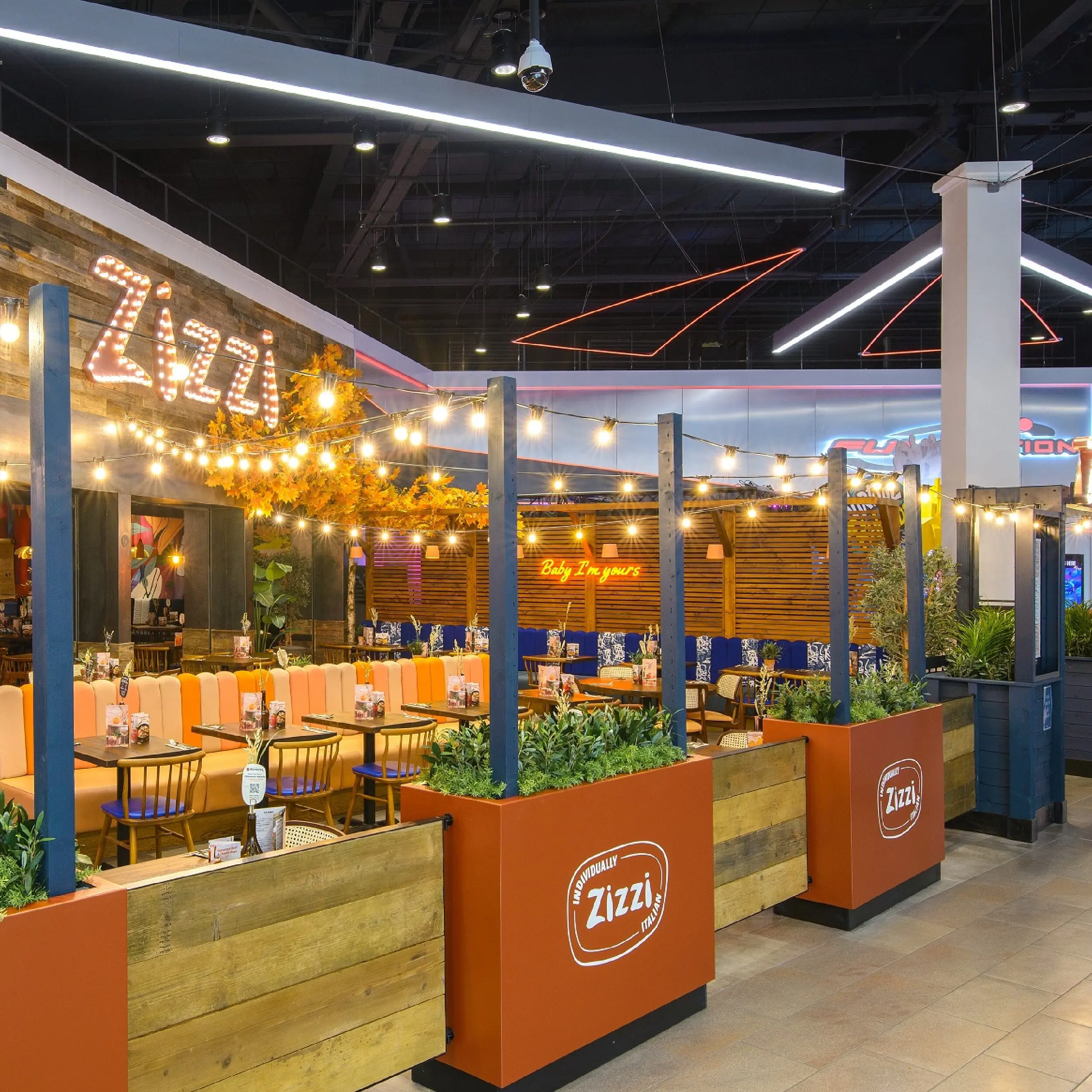 Zizzi Sheffield, Meadowhall - Forjado Powder Coated Café Planter Zizzi in Sheffield with our Metal Forjado Powder Coated Cafe Planters with our bespoke Wooden Framed Panels & Advance Café Barrier Posts