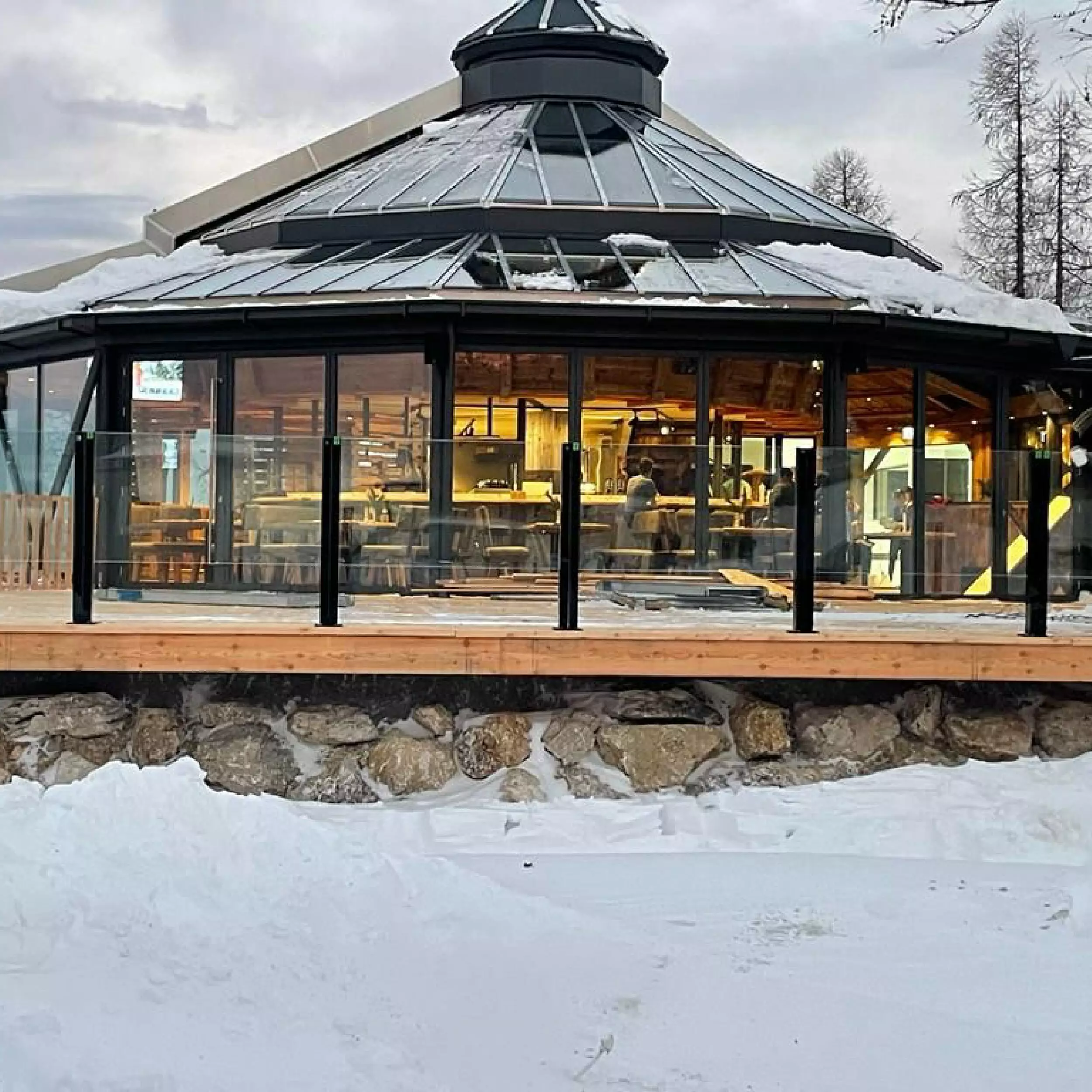 Bora Terrace Screen - Outside Seating Cafe Area Retractable Terrace Screen Outside Seating Cafe, Commercial Terrace Screens, Hospitality Terrace Screens, Bespoke Terrace Screens, Retracting Terrace Screens, Bora Terrace Screen