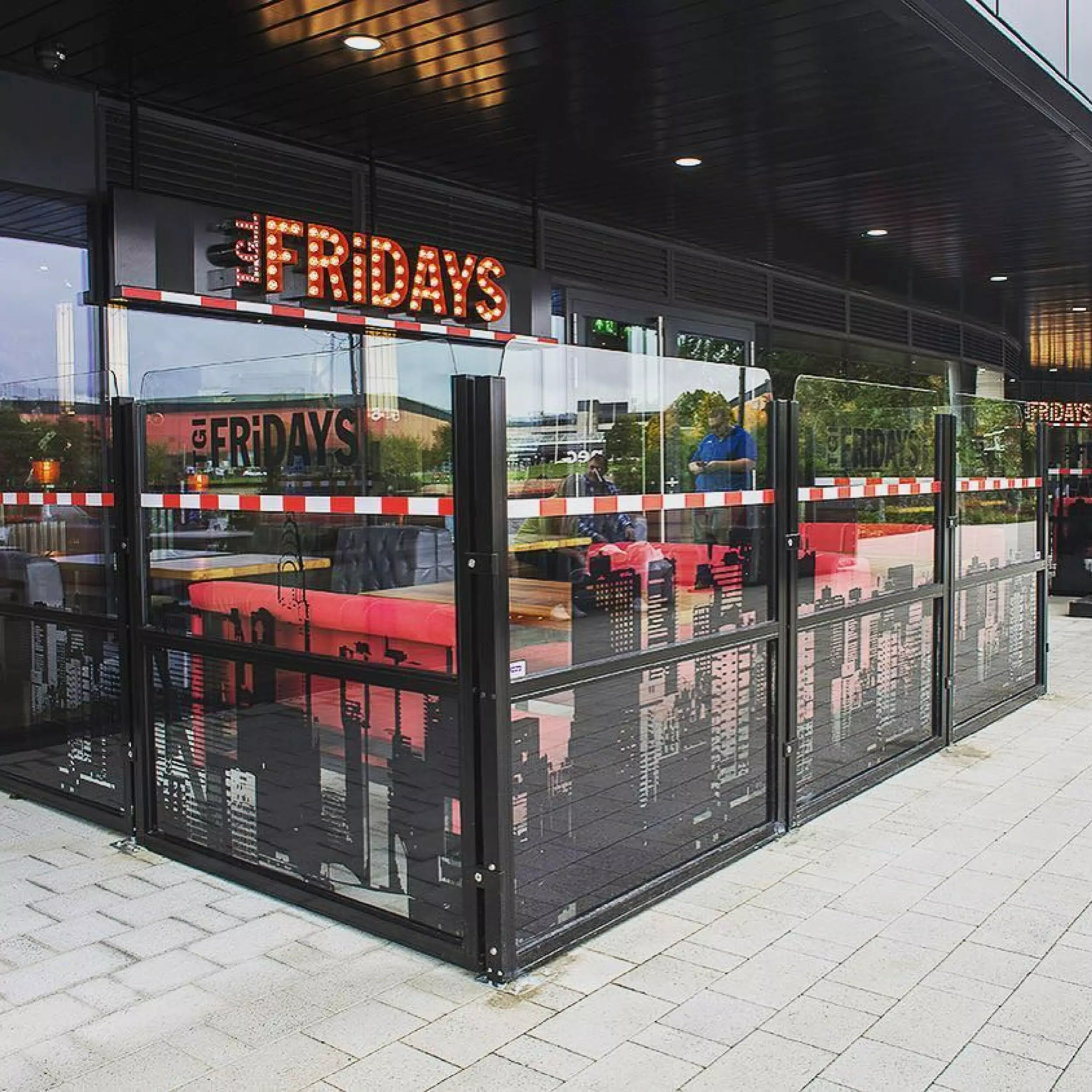 Solano Terrace Screen - TGI Fridays Solano Terrace Screen for TGI Fridays ,Fixed Terrace Screens, Outdoor Screens, Powder Coated Screens, Restaurant Terrace Screens, Cafe Screens, Balustrades, Hospitality Terrace Screens, Windbreaks