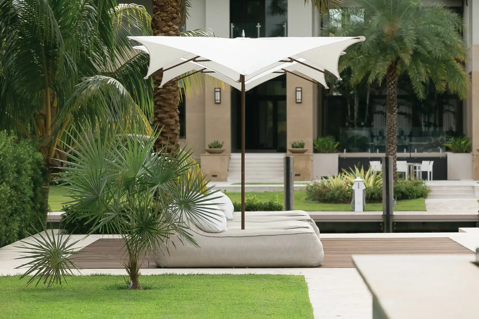 Ocean Master M1 Manta Giant Umbrella in White Ocean Master M1 Manta Giant Umbrella in White, Giant Umbrellas, Commercial Giant Umbrellas, Hospitality Giant Umbrellas, Parasols, Restaurant Umbrellas, Outdoor Umbrellas, Fabric Umbrellas, Giant Umbrellas with Logos, Tuuci Umbrellas, Tuuci Giant Umbrellas