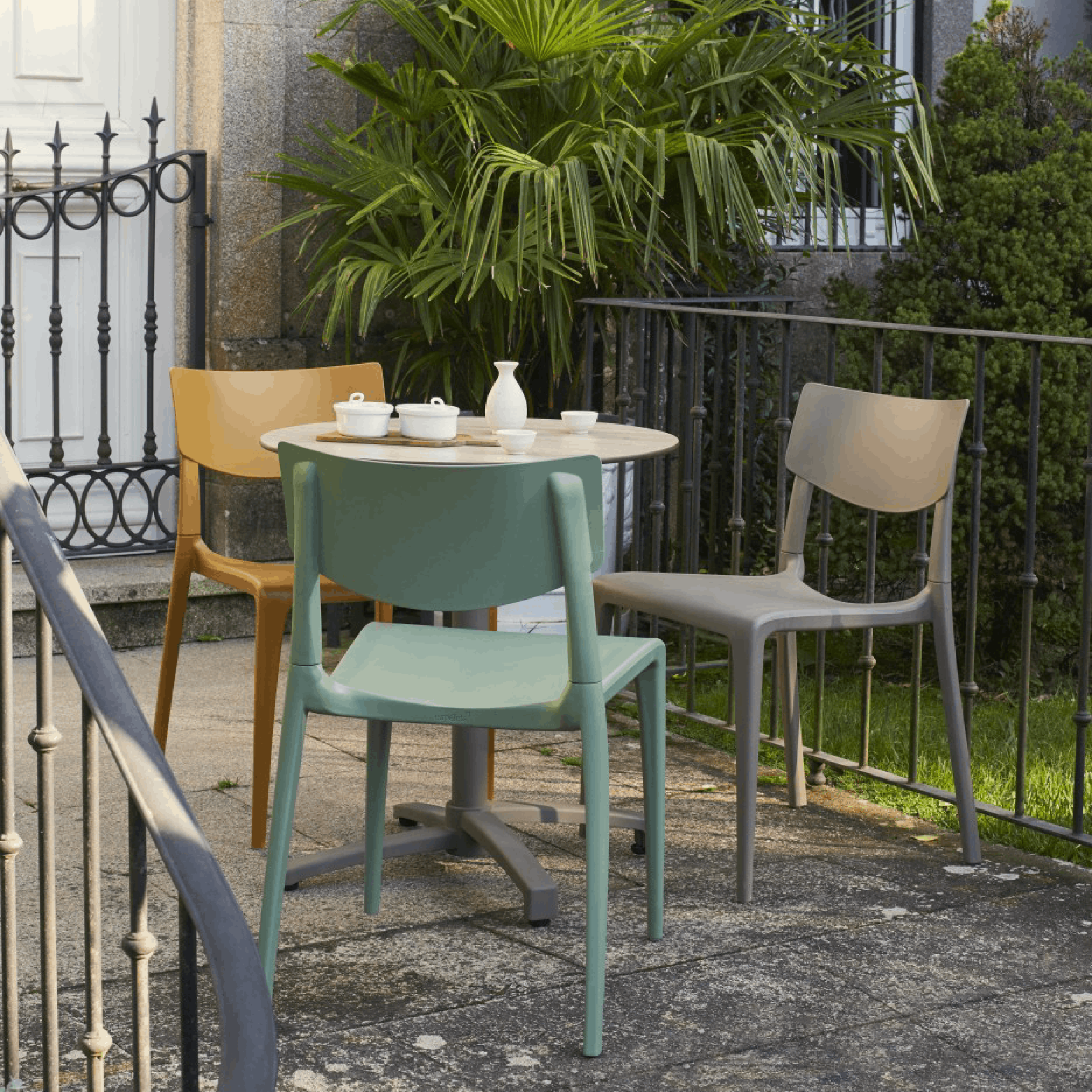 Kos Foldable Table - With Coloured Chairs