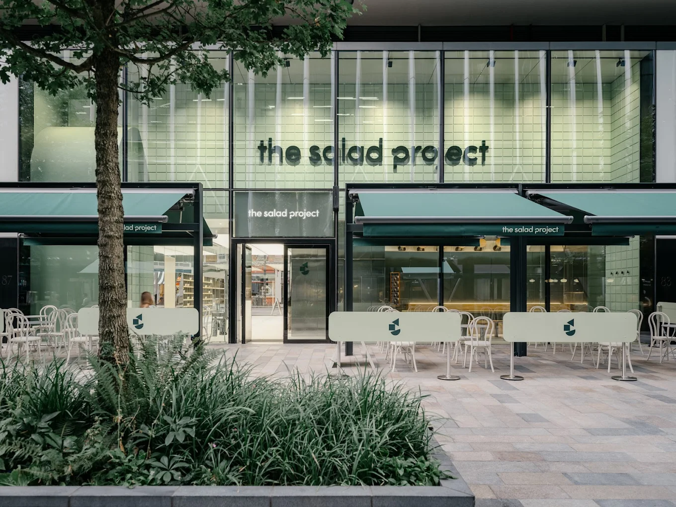 Anterior Cafe Panel outside The Salad Project, Victoria London, Anterior Panel, Aluminium Cafe Panels, Restaurant Cafe Screens, Cafe Screening, Queue Barriers, Alfresco Dining, Commercial Cafe Panels, Bespoke Cafe Panels, Hospitality Cafe Barrier Panels