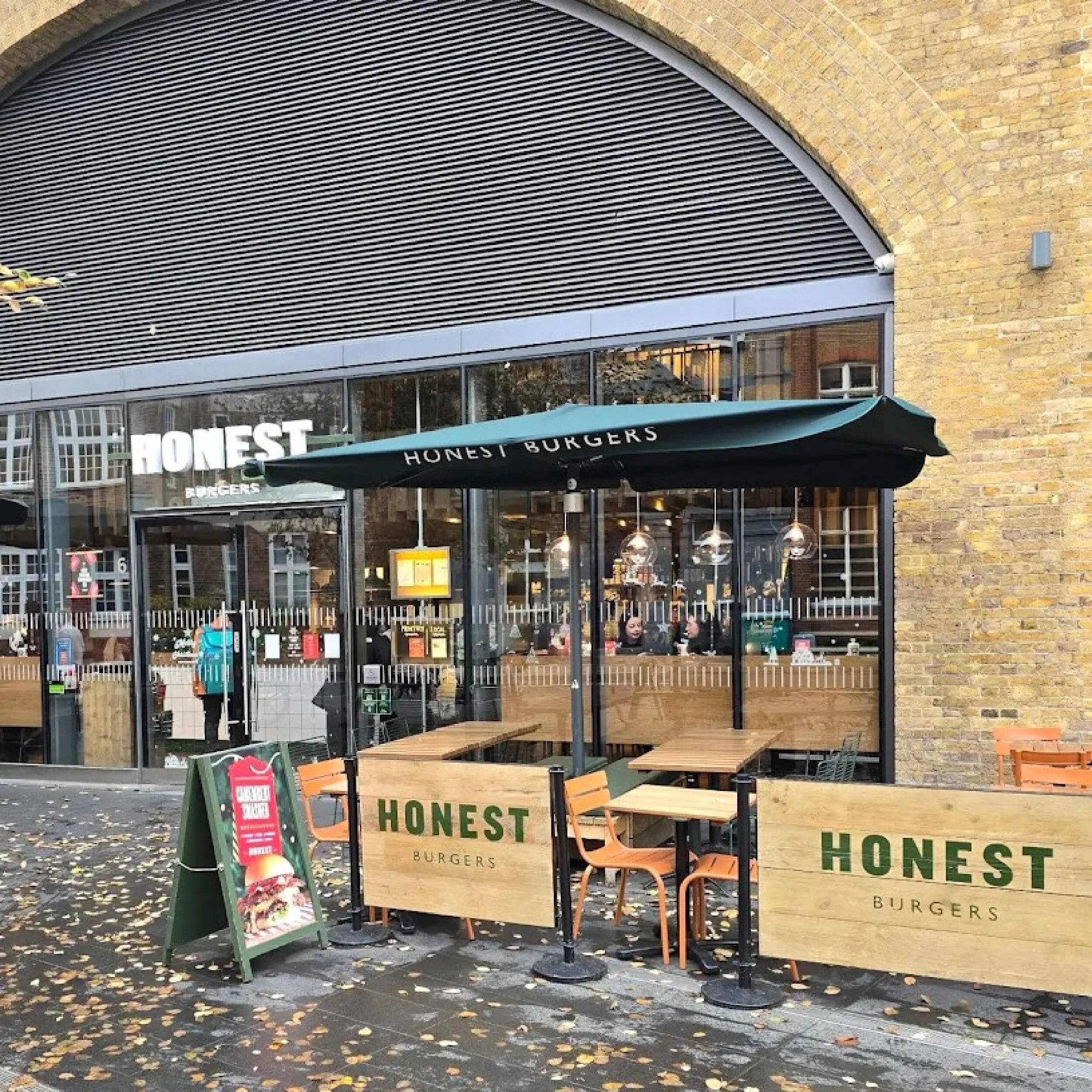Honest Burger 2 - Wooden Framed Cafe Panels Wooden Framed Cafe Panels outside Honest Burger, Wooden Restaurant Panels, Cafe Screens, Powder Coated Cafe Barrier Posts, Bespoke Cafe Panels, Custom-Made Cafe Panels, Commercial Cafe Panels, Hospitality Cafe Panels, printed cafe barriers