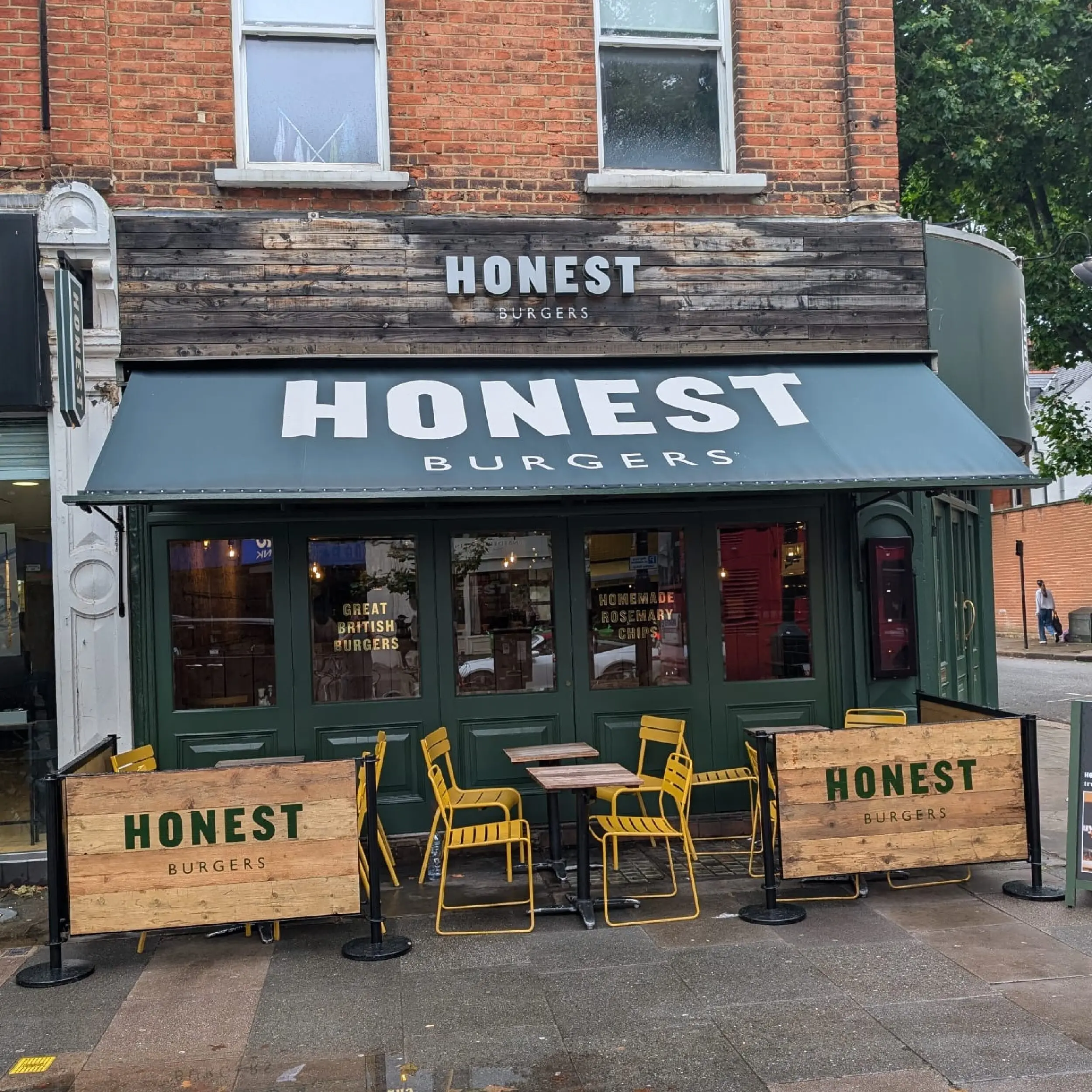 Honest Burger - Wooden Framed Cafe Panels Wooden Framed Cafe Panels outside Honest Burger, Wooden Restaurant Panels, Cafe Screens, Powder Coated Cafe Barrier Posts, Bespoke Cafe Panels, Custom-Made Cafe Panels, Commercial Cafe Panels, Hospitality Cafe Panels, printed cafe barriers