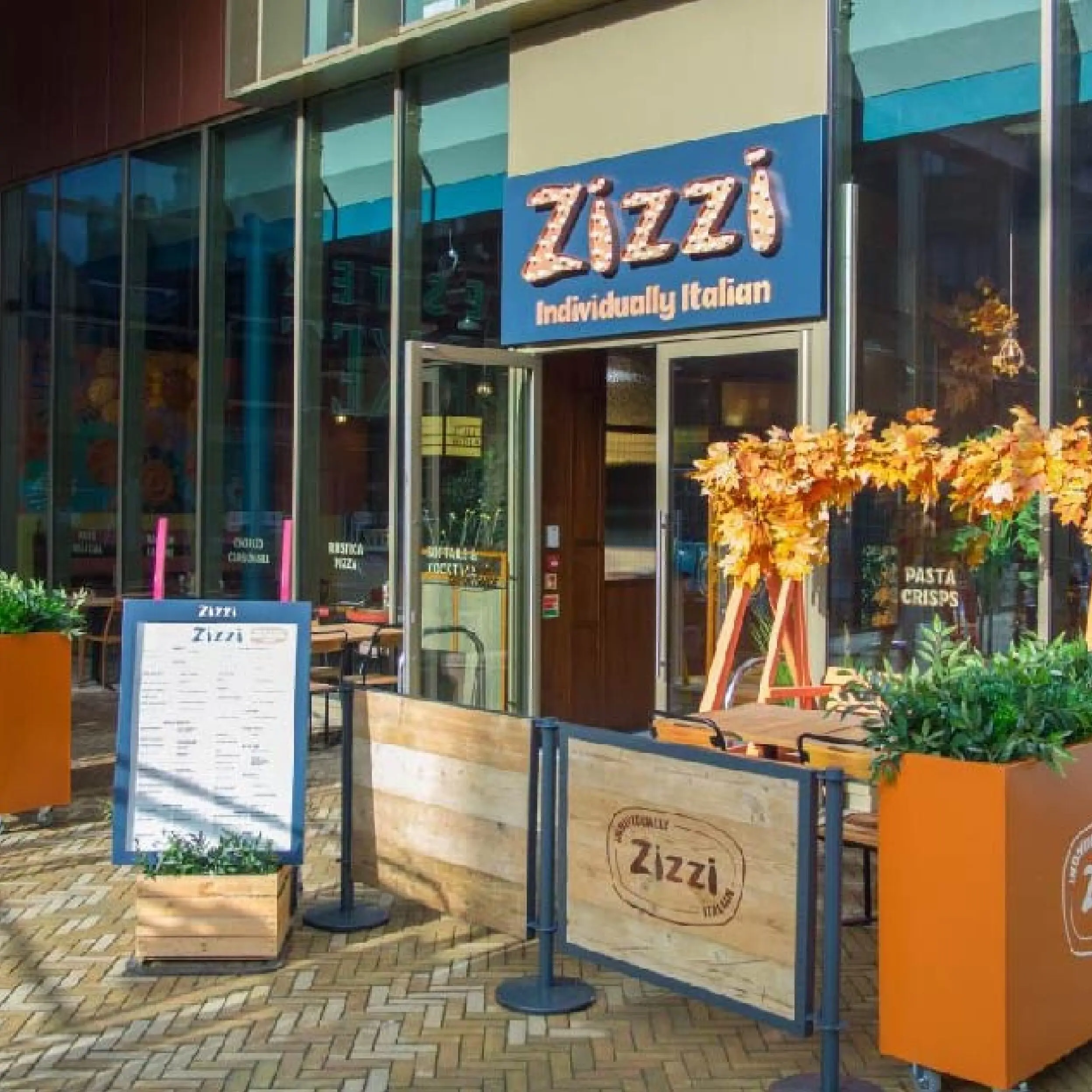 Zizzi Chester - Wooden Framed Cafe Panels Zizzi Reclaimed Scaffold Board Wooden Framed Panels with Advance Posts in Anthracite Grey & Forjado Metal Planters